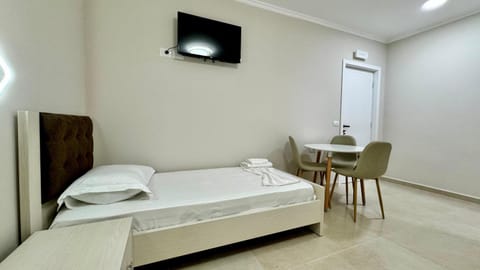 Bed, TV and multimedia, Dining area