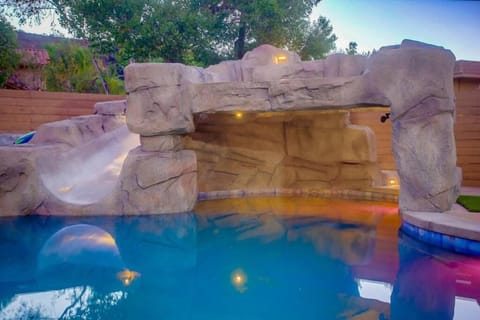 6 bedroom- resort backyard pool mini golf firepit House in El Cajon