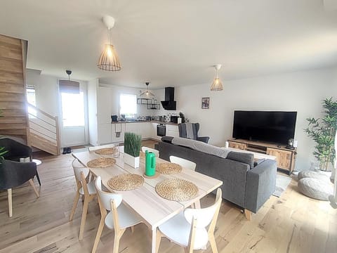 Maison spacieuse près de la plage avec jardin, proche commerces et activités, linge et ménage inclus - FR-1-639-121 House in Arzon