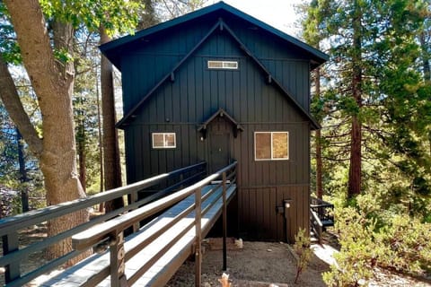 Glimmer Chalet Treetop A-frame cabin lake view Chalet in Lake Arrowhead