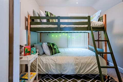 Bedroom, bunk bed