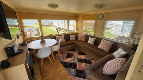 SKYLA VISTA Deluxe Campground/ 
RV Resort in Tendring District