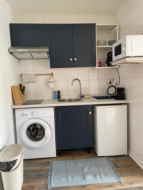 Kitchen or kitchenette, washing machine