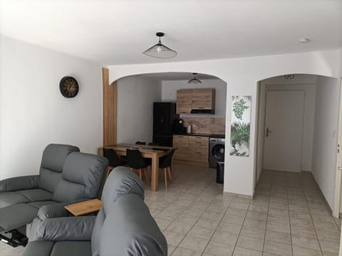 T3 en rez de jardin, parking privatif Apartment in Pont-Saint-Esprit