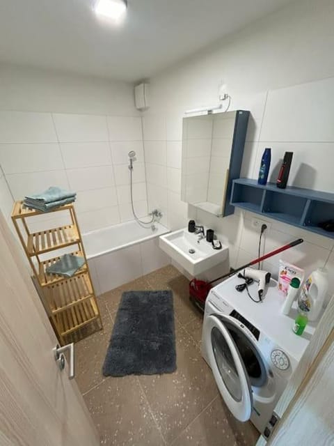 Bathroom, towels, washing machine