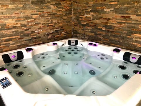 Hot Tub, Hot Tub, Spa and wellness centre/facilities