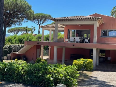 Très belle villa Vue magnifique sur Saint Tropez Grimaud Villa in Grimaud