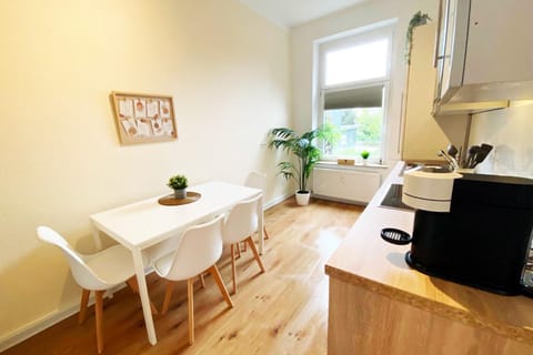 Kitchen or kitchenette, Seating area, Dining area