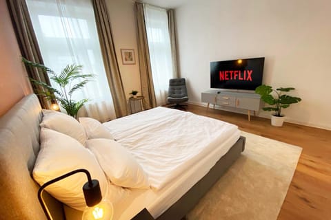 Bed, TV and multimedia, Photo of the whole room, Evening entertainment, Bedroom