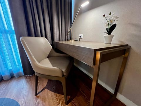 Urban Luxury King Suite - River View, Pool Apartment in Mandaluyong