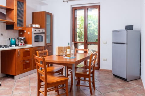 Kitchen or kitchenette, Dining area, oven, stove