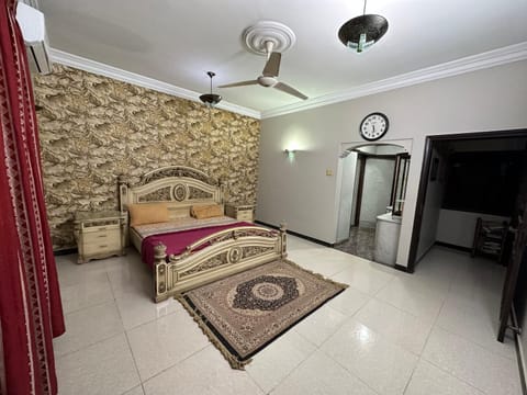 Bed, Photo of the whole room, Seating area, Bedroom, wardrobe, air conditioner