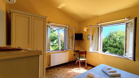 Bed, TV and multimedia, Photo of the whole room, Bedroom, towels