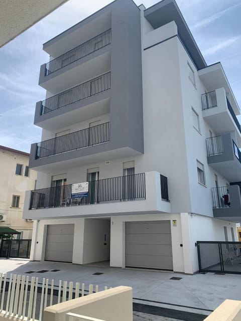 Property building, View (from property/room), Balcony/Terrace, Street view