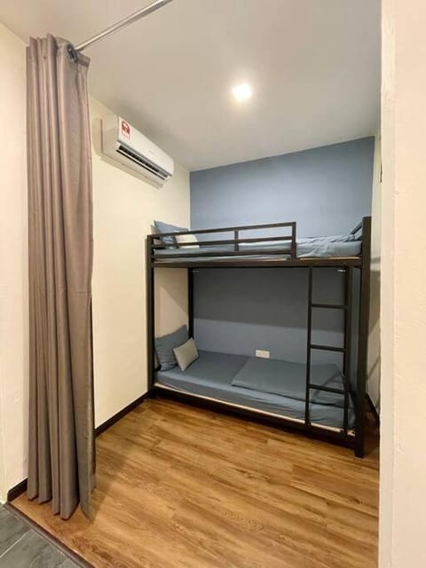 Bedroom, bunk bed, air conditioner