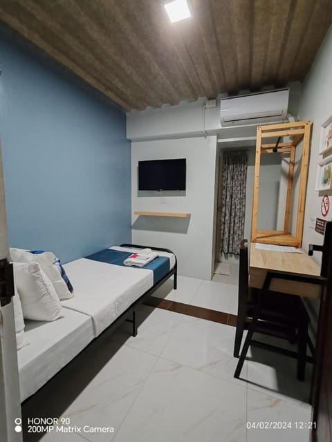 Bed, TV and multimedia, Photo of the whole room, Seating area, Bedroom, air conditioner