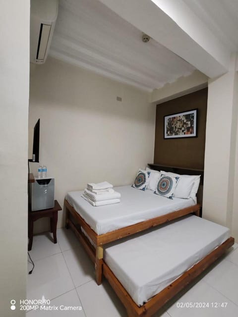 Bed, TV and multimedia, Photo of the whole room, Bedroom, towels, air conditioner