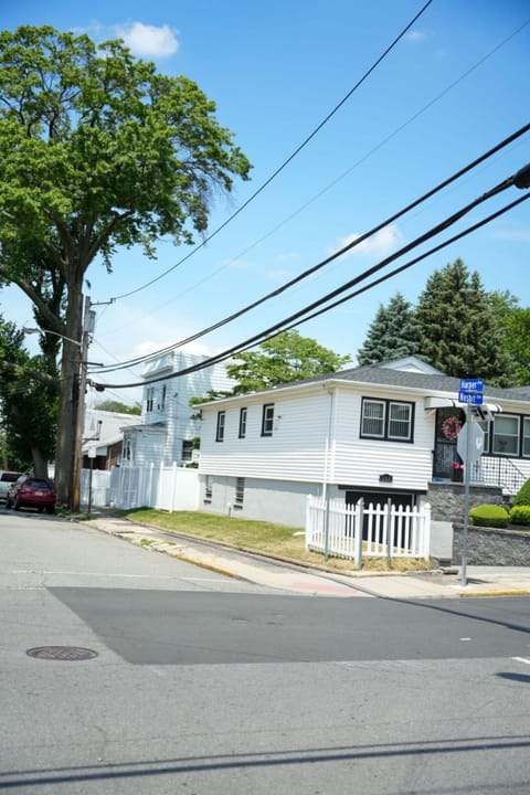 Divine Villa Guest House Harper Ave EWR AIRPORT PENN STATION NY NJ Hotel in Irvington