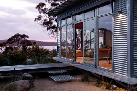 Swansong - Experience simple environmental living House in Binalong Bay