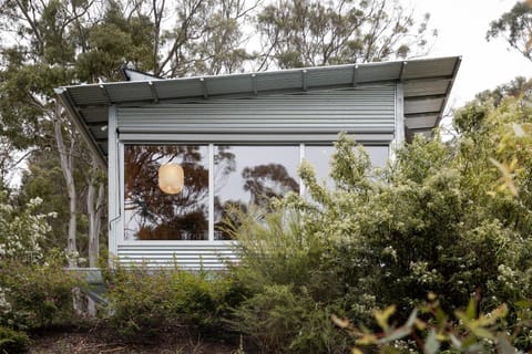 Swansong - Experience simple environmental living House in Binalong Bay