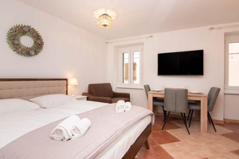 Bed, TV and multimedia, Photo of the whole room, Bedroom, towels