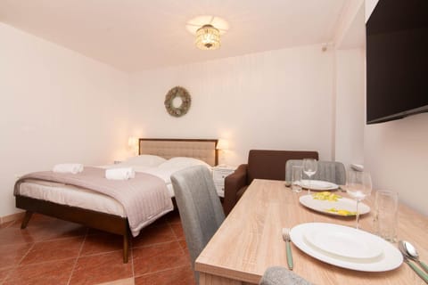 Bed, Dining area, Bedroom