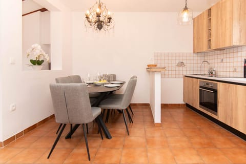 Kitchen or kitchenette, Dining area, stove