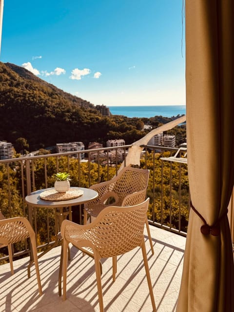 Day, View (from property/room), Balcony/Terrace, Seating area, Sea view