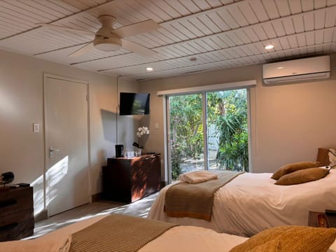 Bed, TV and multimedia, Coffee/tea facilities, Photo of the whole room, Bedroom, air conditioner