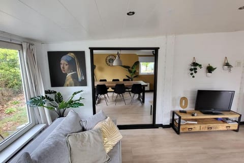 TV and multimedia, Seating area, Dining area