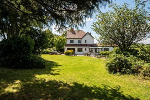 Property building, Day, Natural landscape, Garden, Garden view