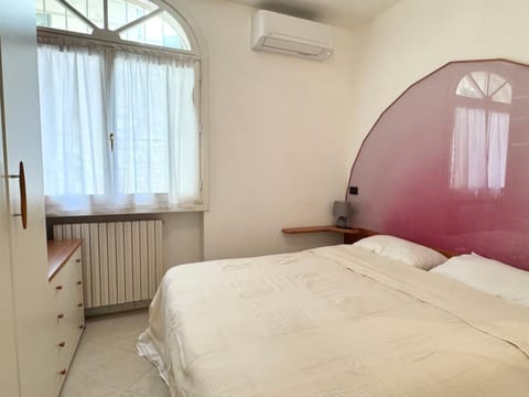 Bed, Photo of the whole room, Bedroom, hair dresser, internet, air conditioner