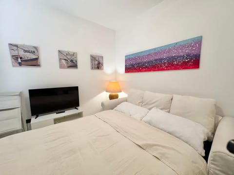 Bed, TV and multimedia, Living room, Photo of the whole room, Seating area, Bedroom