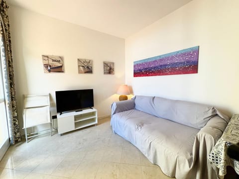 TV and multimedia, Living room, Seating area, Evening entertainment