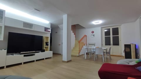 Communal lounge/ TV room, TV and multimedia, Living room, Dining area