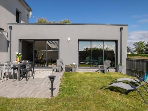 Holiday Home La Villa du Pêcheur by Interhome House in Cléder