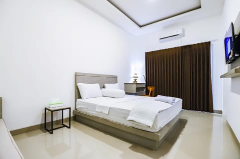 Bed, Photo of the whole room, Bedroom, air conditioner