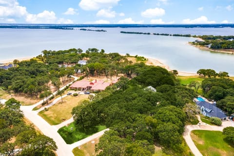 4-BR Waterfront - Pool Kayak Paddleboard & More House in Lake Lewisville