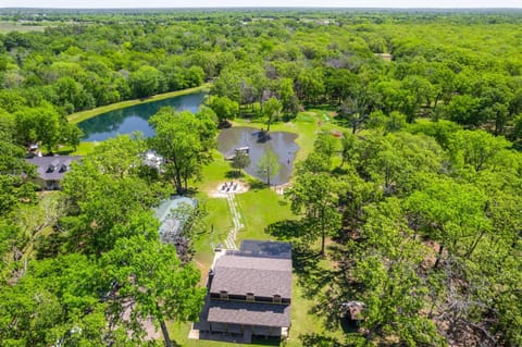 Tranquil Country Escape 4 Bedrooms Pond Firepit House in Greenville