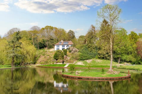 Property building, Day, Garden, Lake view