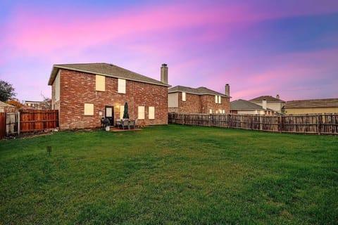 4 Bedrooms Brick Retreat with Gameroom & Backyard House in Grand Prairie