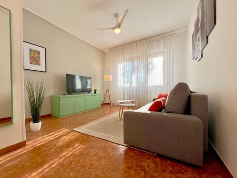 Communal lounge/ TV room, TV and multimedia, Living room, Seating area, Evening entertainment