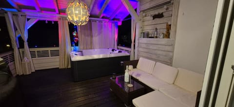 Hot Tub, Seating area
