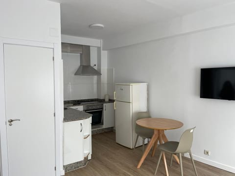 TV and multimedia, Kitchen or kitchenette, Dining area, oven, stove