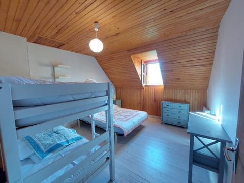 Bedroom, bunk bed