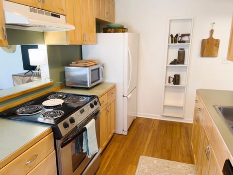 Kitchen or kitchenette, oven, stove