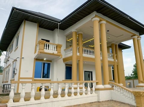 Nanani Luxury Villa - 3 Bedrooms Villa in Kumasi