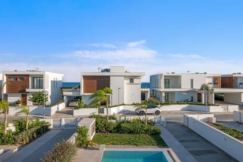 Property building, Day, Pool view, Swimming pool