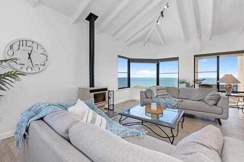 Beachfront Escape Private Pool and Beach Access House in Mandurah