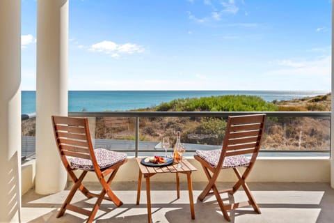 Beachfront Escape Private Pool and Beach Access House in Mandurah